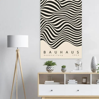 Affiche d’art abstrait à lignes ondulées noir et crème présentant le texte « bauhaus ausstellung 1919 ».