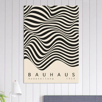 Art sur toile à rayures ondulées noir et crème présentant le texte « bauhaus ausstellung 1919 » en bas.