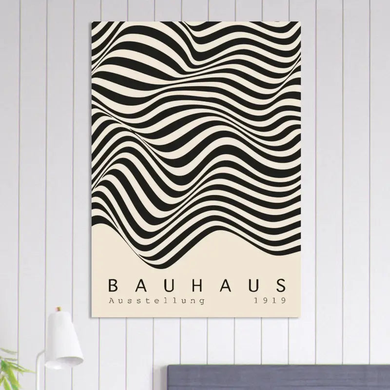 Art sur toile à rayures ondulées noir et crème présentant le texte « bauhaus ausstellung 1919 » en bas.