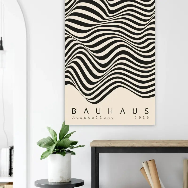 Art sur toile rayée ondulée noir et crème présentant le texte « bauhaus ausstellung 1919 » en police sans-serif minimaliste.