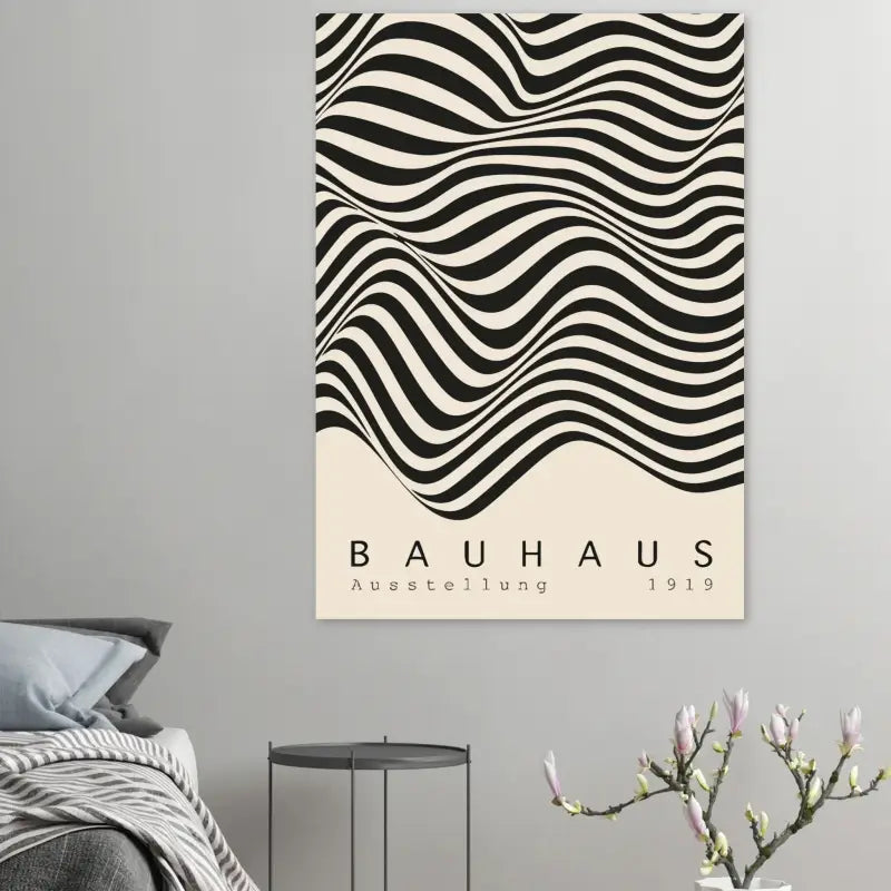 Impression sur toile au thème Bauhaus en noir et crème ornée de rayures ondulées audacieuses.