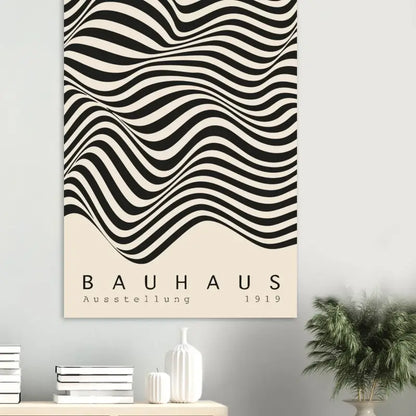 Affiche en toile rayée ondulée noir et blanc présentant « bauhaus ausstellung 1919 » en lettres grasses sans serif sur une section inférieure de couleur crème.