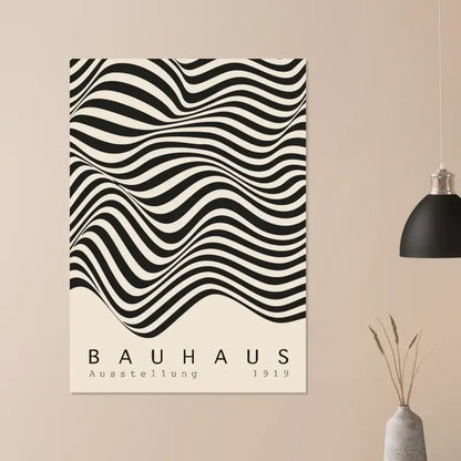 Affiche bauhaus à rayures ondulées noir et blanc avec « bauhaus ausstellung 1919 » imprimé en lettres noires grasses sur un fond de couleur crème.