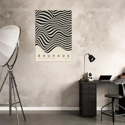 Affiche rayée ondulée en noir et blanc avec le texte « bauhaus ausstellung 1919 » en bas.