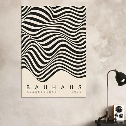 Affiche bauhaus à rayures ondulées noir et blanc avec le texte « bauhaus ausstellung 1919 » en bas.