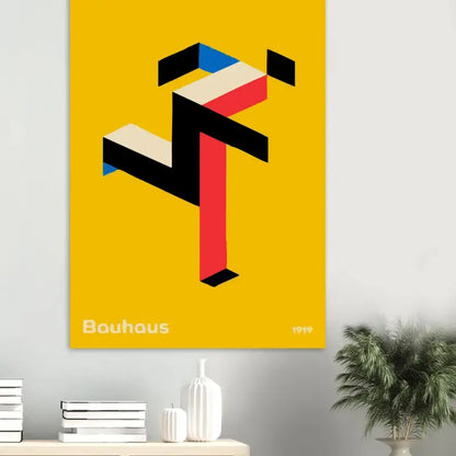 Affiche sur toile jaune vibrant présentant un design abstrait géométrique audacieux en noir, rouge, bleu et crème avec « bauhaus » et « 1919 » imprimés en bas.