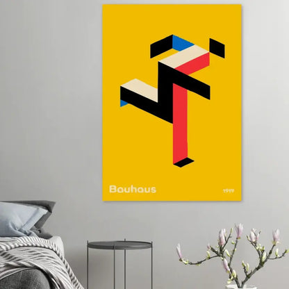 Affiche sur toile jaune vibrant présentant un design abstrait géométrique audacieux en noir, rouge, bleu et crème avec le mot « bauhaus » imprimé en bas.