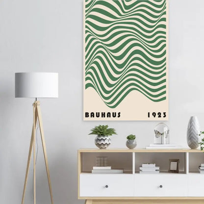 Une affiche encadrée inspirée du Bauhaus présentant des rayures ondulées audacieuses vertes et crème avec « bauhaus 1923 » imprimé en noir en bas.