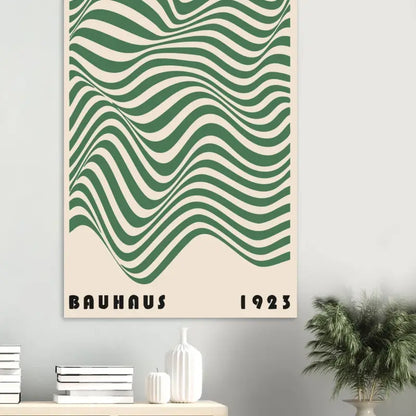 Une affiche moderne avec des lignes ondulées vertes et crème présentant le texte « bauhaus 1923 » en bas.
