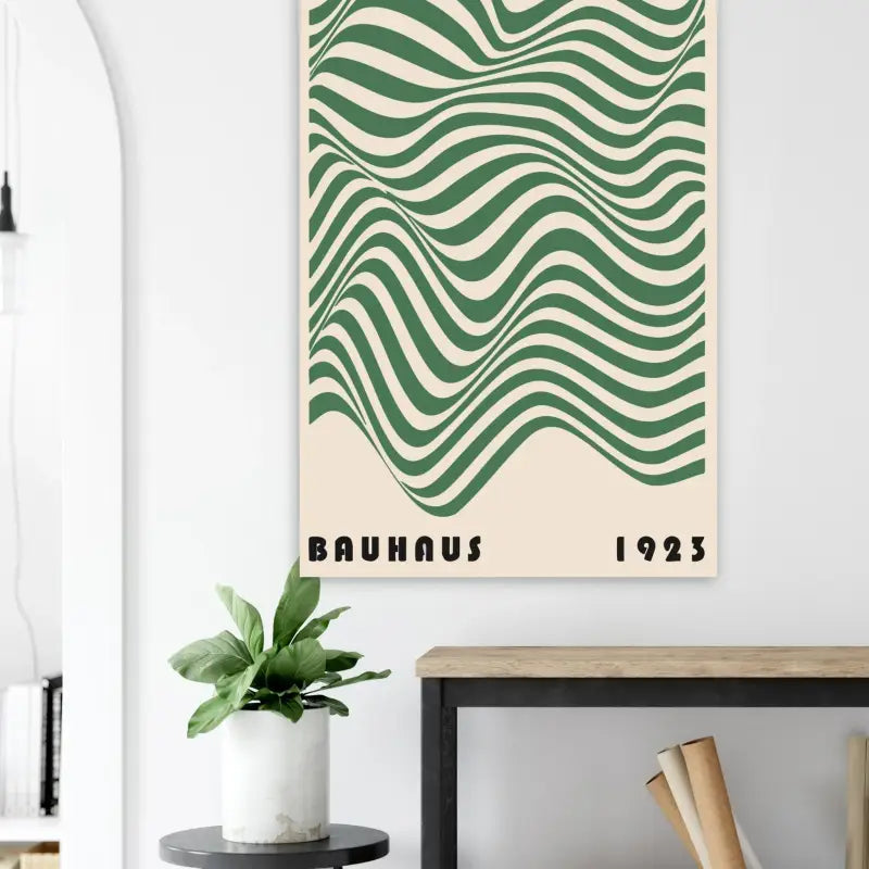 Une affiche encadrée inspirée du Bauhaus avec des lignes ondulées vertes et crème fluides, présentant le texte « bauhaus 1923 » en bas.
