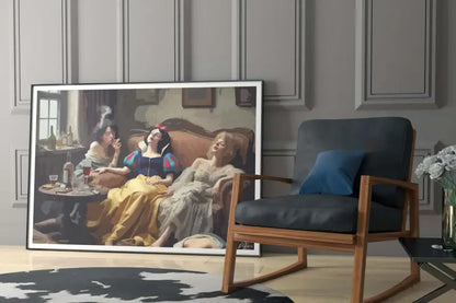 Une impression d’art encadrée représentant Blanche-Neige et deux autres femmes dans une scène de style vintage, enfermée dans un cadre blanc élégant.