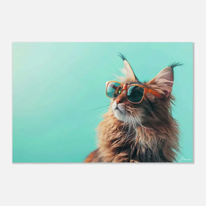 Un chat duveteux à poils longs avec un pelage brun chaud et des oreilles distinctives à touffes porte des lunettes de soleil élégantes à monture orange sur un fond teal doux.