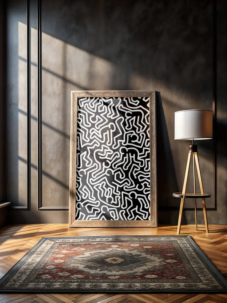 Une œuvre d’art abstraite en noir et blanc encadrée, présentant des motifs de lignes audacieux et fluides dans un style signature.