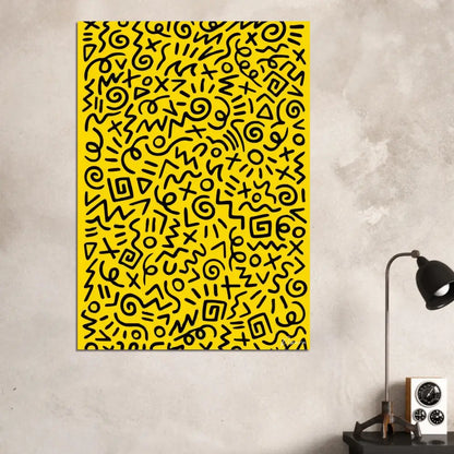 Toile jaune vibrant ornée d’un motif abstrait audacieux en noir composé de lignes tourbillonnantes, de formes géométriques et de symboles.