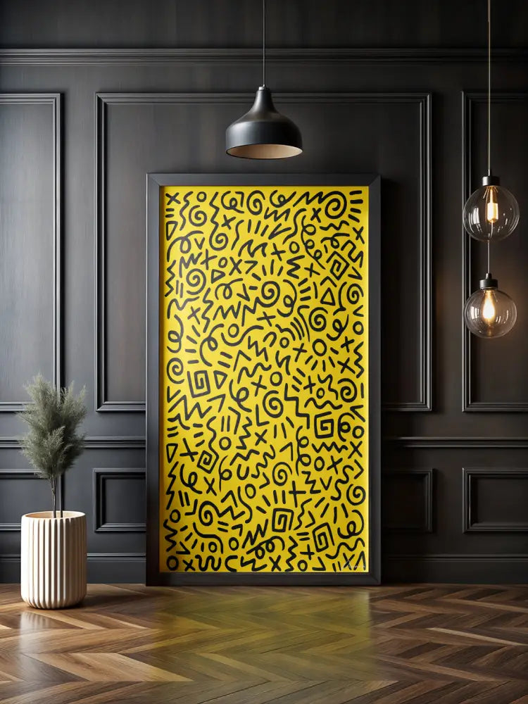 Un panneau d’art abstrait jaune vibrant avec des motifs gribouillis noirs audacieux, encadré en noir élégant.