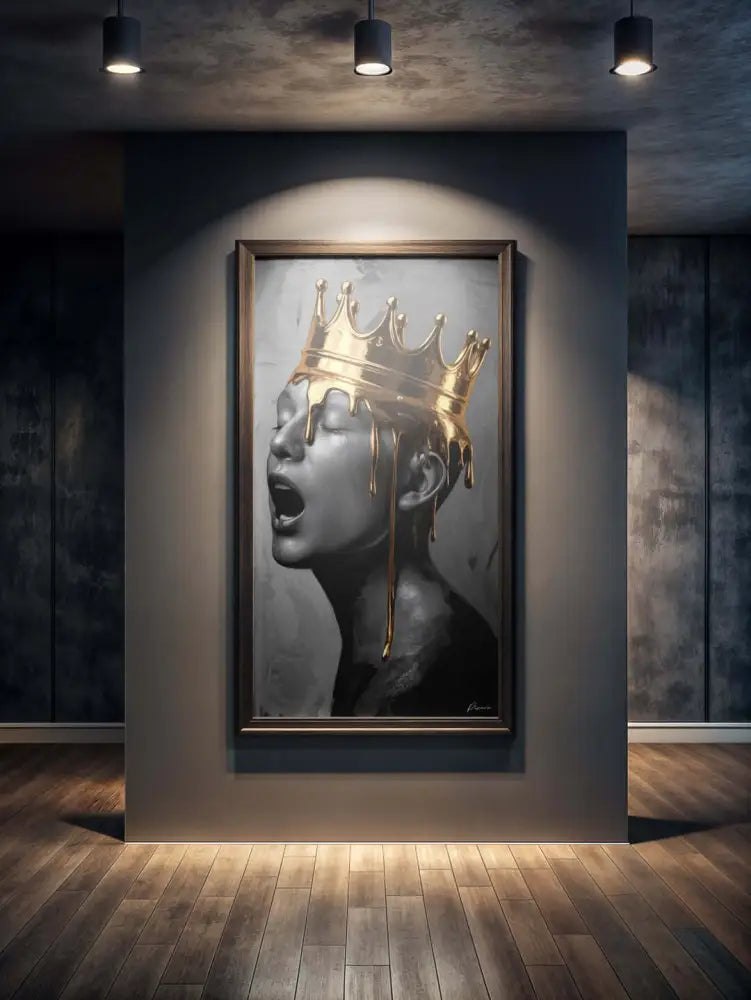 Un portrait frappant en noir et blanc représentant une figure couronnée avec des coulures de couronne dorée, encadré dans du bois sombre.