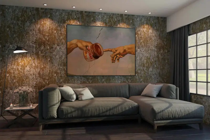 Une œuvre d’art sur toile encadrée représentant deux mains se tendant l’une vers l’autre, l’une tenant un pot de beurre de cacahuète.