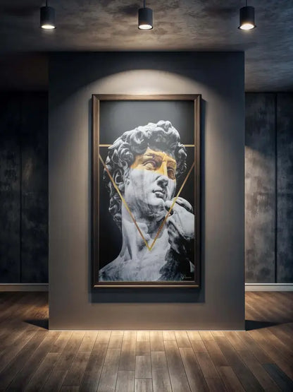 Une œuvre d’art encadrée représentant une statue stylisée en monochrome du David avec des accents géométriques dorés.