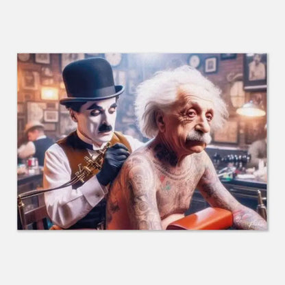 Une œuvre d’art numérique fantaisiste mettant en scène Charlie Chaplin en tant qu’artiste tatoueur avec son classique chapeau haut noir et sa moustache, encré sur l’épaule du bras d’Albert Einstein.