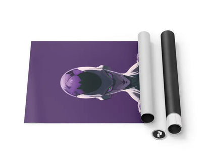 Affiche style anime violette mettant en scène un personnage stylisé avec des yeux luminescents et des accents blancs, exposée aux côtés de son emballage enroulé.