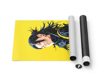 Affiche jaune vibrant mettant en scène un personnage d’anime stylisé aux cheveux noirs et à la veste bleue, exposée aux côtés de versions enroulées du même design dans des étuis blancs et noirs.