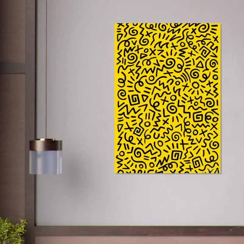 Toile jaune vif ornée d’un motif abstrait noir audacieux de lignes tourbillonnantes, formes géométriques et symboles.