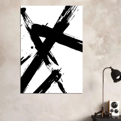Art abstrait sur toile avec coups de pinceau noirs, traits audacieux et texturés sur fond blanc.