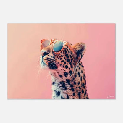 Un léopard stylé portant des lunettes de soleil de couleur pêche sur un fond rose doux.