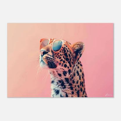 Un léopard stylé portant des lunettes de soleil de couleur pêche sur un fond rose doux.