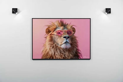 Un portrait encadré d’un lion à crinière dorée portant des lunettes de soleil teintées en rose sur un fond rose doux.