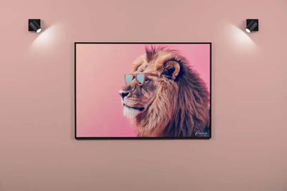 Un portrait encadré d’un lion portant des lunettes de soleil sur un fond rose.