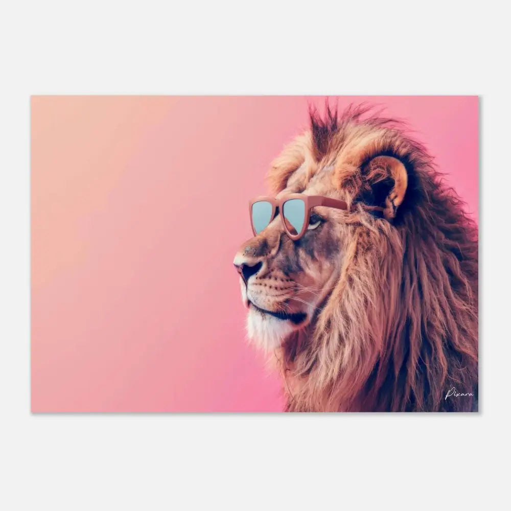 Une impression de portrait de lion stylé mettant en scène un lion mâle majestueux avec une fourrure brun doré et des lunettes de soleil sur un fond dégradé rose doux.