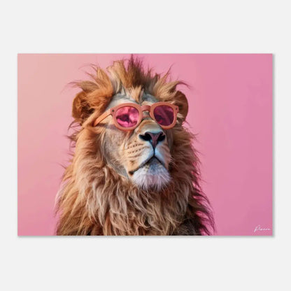 Un lion avec une crinière épaisse, brun doré, portant des lunettes de soleil stylées à monture rose sur un fond rose uni.