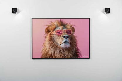 Un portrait encadré d’un lion à crinière dorée portant des lunettes de soleil teintées en rose sur un fond rose doux.