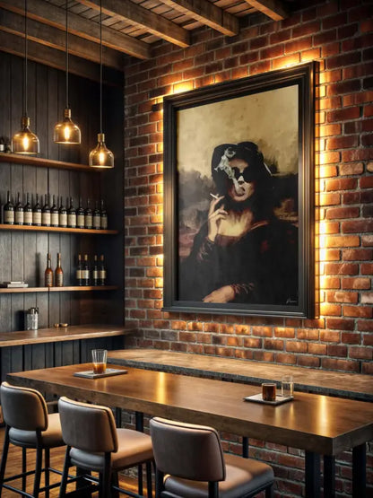 Une œuvre d’art encadrée représentant une Mona Lisa fumant avec des cheveux noirs et des lunettes de soleil, rendue en tons sourds dans un cadre noir orné.