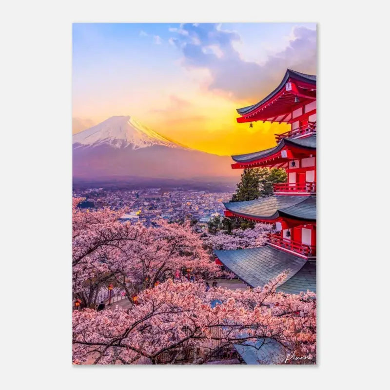 Un pagodon japonais rouge vibrant à plusieurs niveaux avec des toits en tuiles gris foncé se dresse au milieu d’une mer de cerisiers en fleurs roses sous un ciel de coucher de soleil doré.