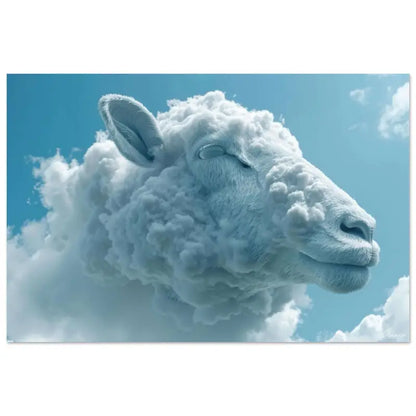 Une tête de mouton sereine formée de nuages, aux tons blancs doux et bleu clair, sur un ciel dégagé.