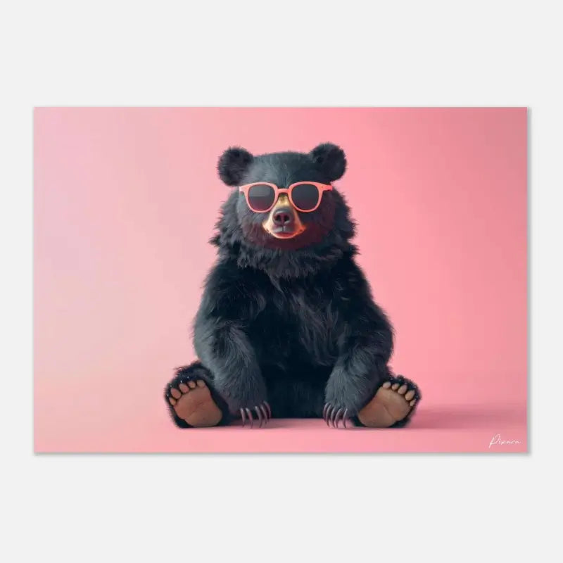 Un ours noir à fourrure moelleuse et lunettes de soleil roses est assis sur un fond rose uni.