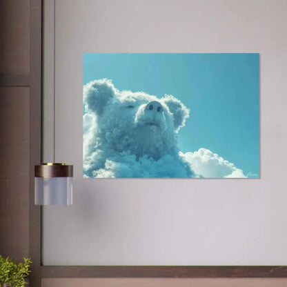 Une sculpture sereine d’un ours blanc duveteux faite d’un matériau semblable à un nuage contre un ciel bleu vibrant.
