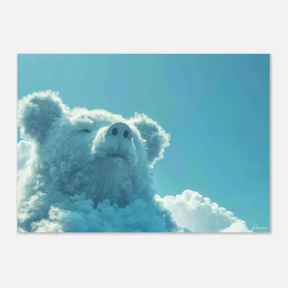 Un ours en peluche moelleux en forme de nuage blanc avec les yeux fermés et une expression sereine sur un ciel bleu clair.