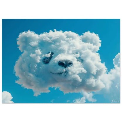 Un nuage blanc et duveteux en forme de visage d’ours avec des taches noires sur les yeux et un nez foncé sur un ciel bleu éclatant.