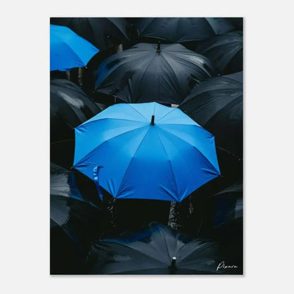 Un parapluie bleu vibrant se distingue au milieu d’une mer de parapluies noirs.
