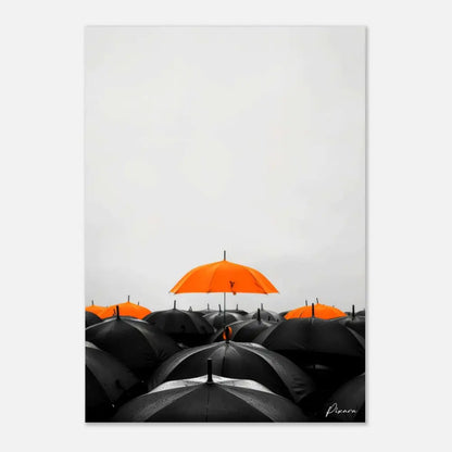 Un unique parapluie orange vibrant se distingue parmi une mer de parapluies noirs dans cette estampe artistique minimaliste.
