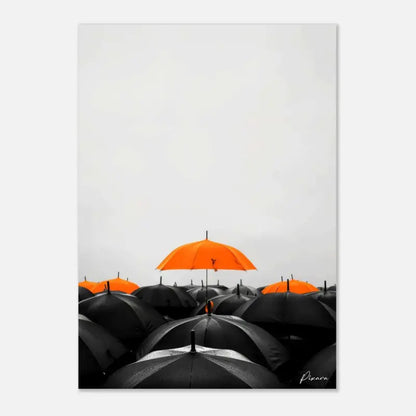 Un unique parapluie orange vibrant se distingue parmi une mer de parapluies noirs dans cette estampe artistique minimaliste.