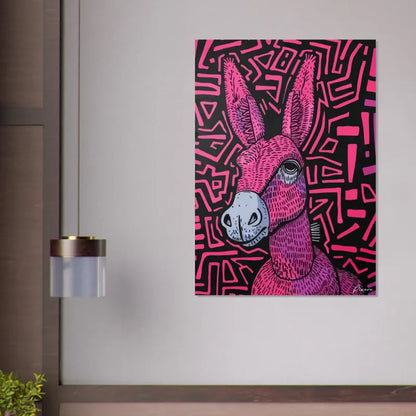 Une illustration vibrante d’un âne rose avec un museau blanc et des motifs géométriques noirs sur un fond sombre, rendue dans un style graphique audacieux.