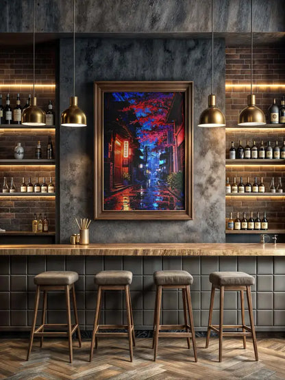 Une peinture encadrée avec une représentation vibrante et colorée d’une ruelle la nuit sous des lumières rouges et bleues.