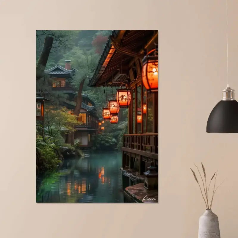 Une impression sur toile rectangulaire représentant une scène sereine d’un village japonais avec des lanternes orange lumineuses suspendues le long de bâtiments en bois bordant une rivière calme et réfléchissante.