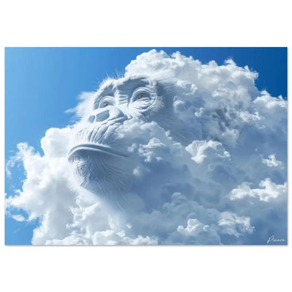 Une sculpture de nuage blanc frappante représentant le visage d’un singe, minutieusement détaillée avec une fourrure texturée et des yeux expressifs sur un ciel bleu vibrant.