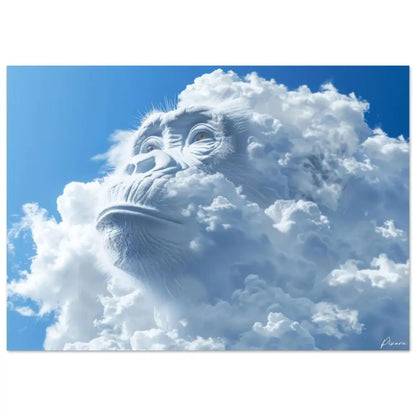 Un visage de chimpanzé blanc frappant émerge de nuages volumineux et duveteux sur un ciel bleu vibrant.