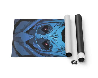 Affiche illustrée en bleu et noir d’un visage stylisé avec des yeux rouges luminescents, affichée aux côtés de ses manches roulées blanches et noires.